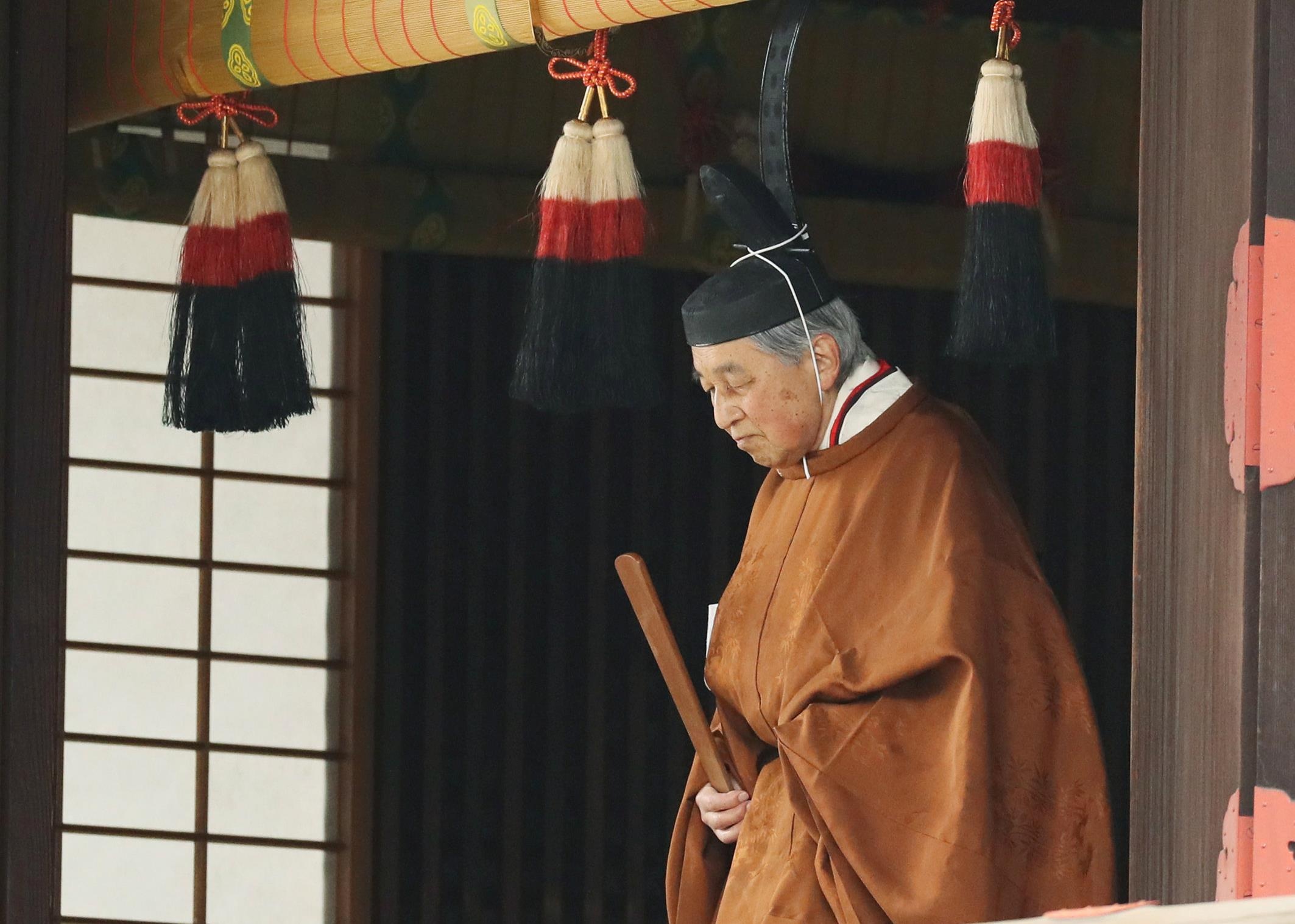 Nhat hoang Akihito lam nghi le bao cao cac than truoc khi thoai vi hinh anh