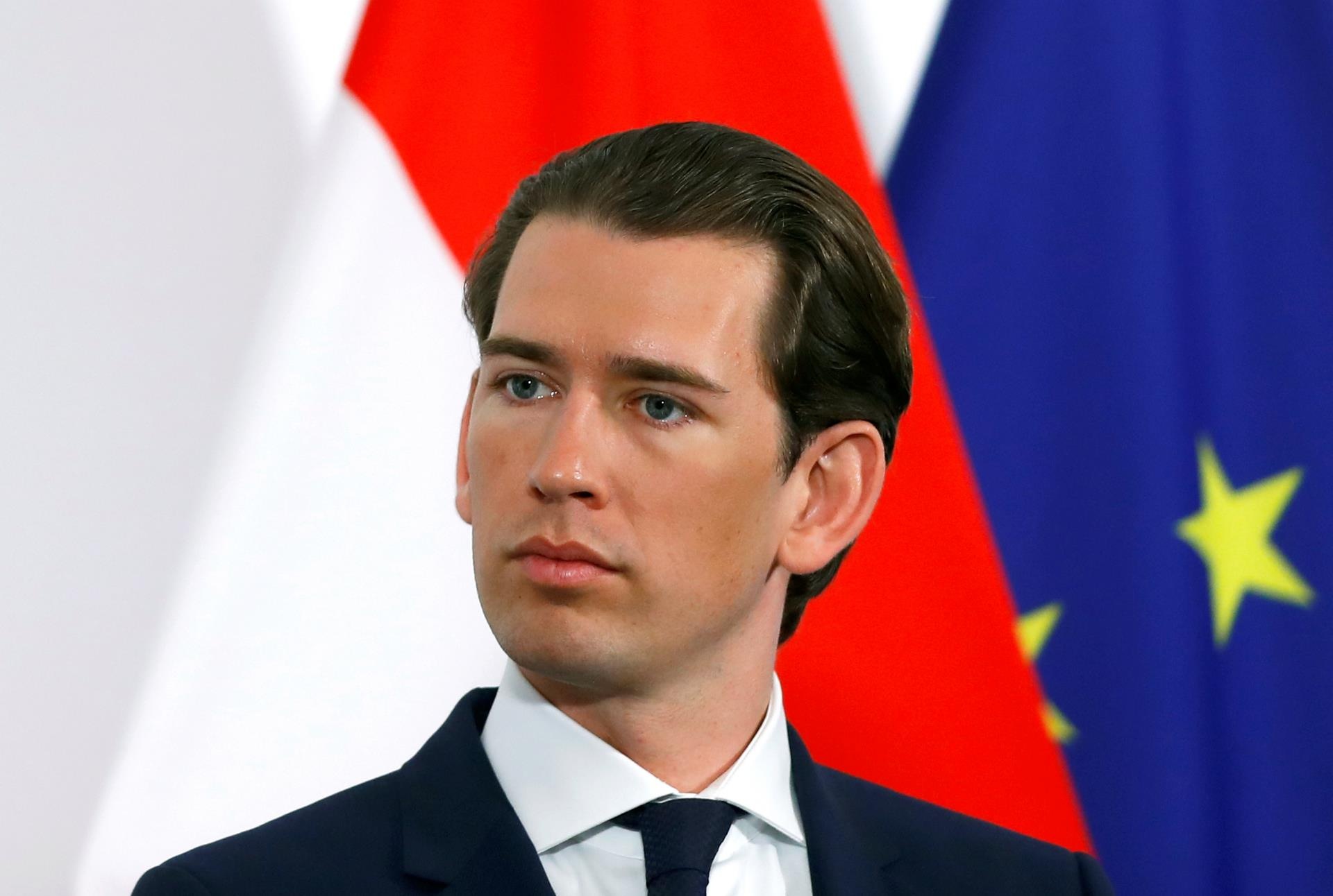 Chinh phu Ao sup do vi vu be boi lien quan toi thieu nu Nga hinh anh