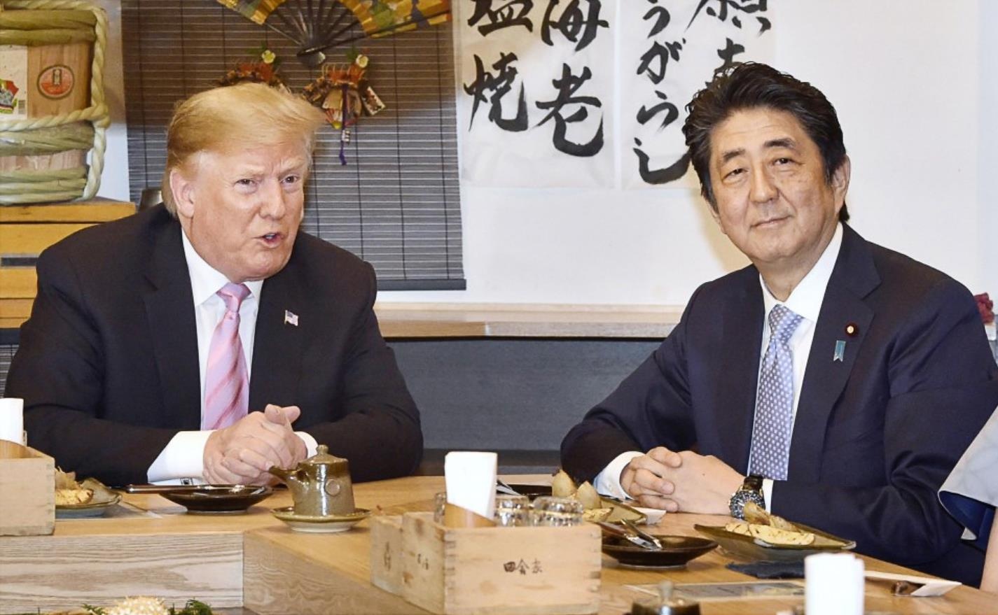 Sau nhieu le nghi, TT Trump va ong Abe ban ve thuong mai, Trieu Tien hinh anh