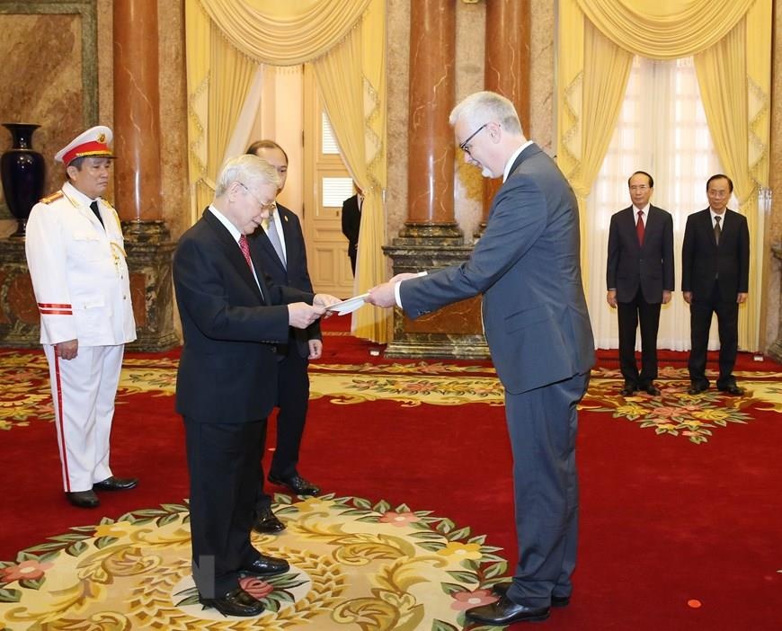 Tong bi thu, Chu tich nuoc tiep cac dai su den trinh quoc thu hinh anh