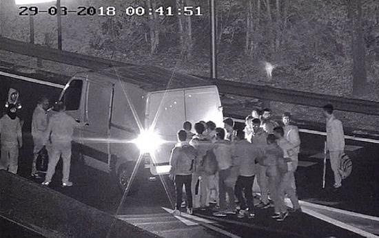 Duong day buon nguoi toi Anh qua diem nong o Phap hinh anh