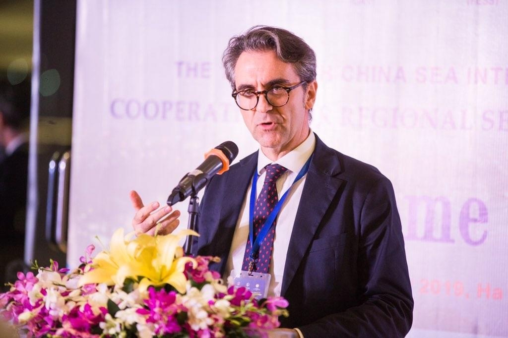 Tan dai su EU tai Viet Nam giao luu truc tuyen voi doc gia Zing.vn hinh anh