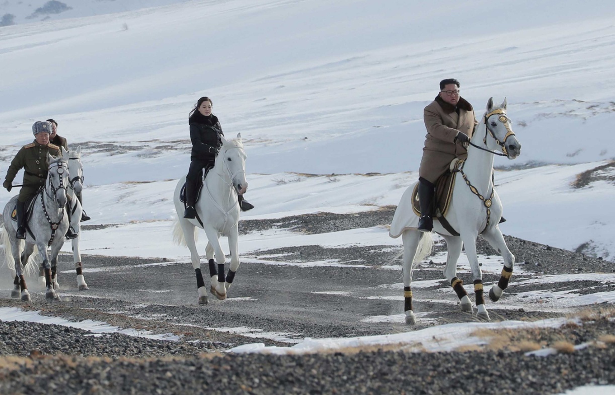 Ong Kim Jong Un cuoi ngua tham lai chien truong xua hinh anh