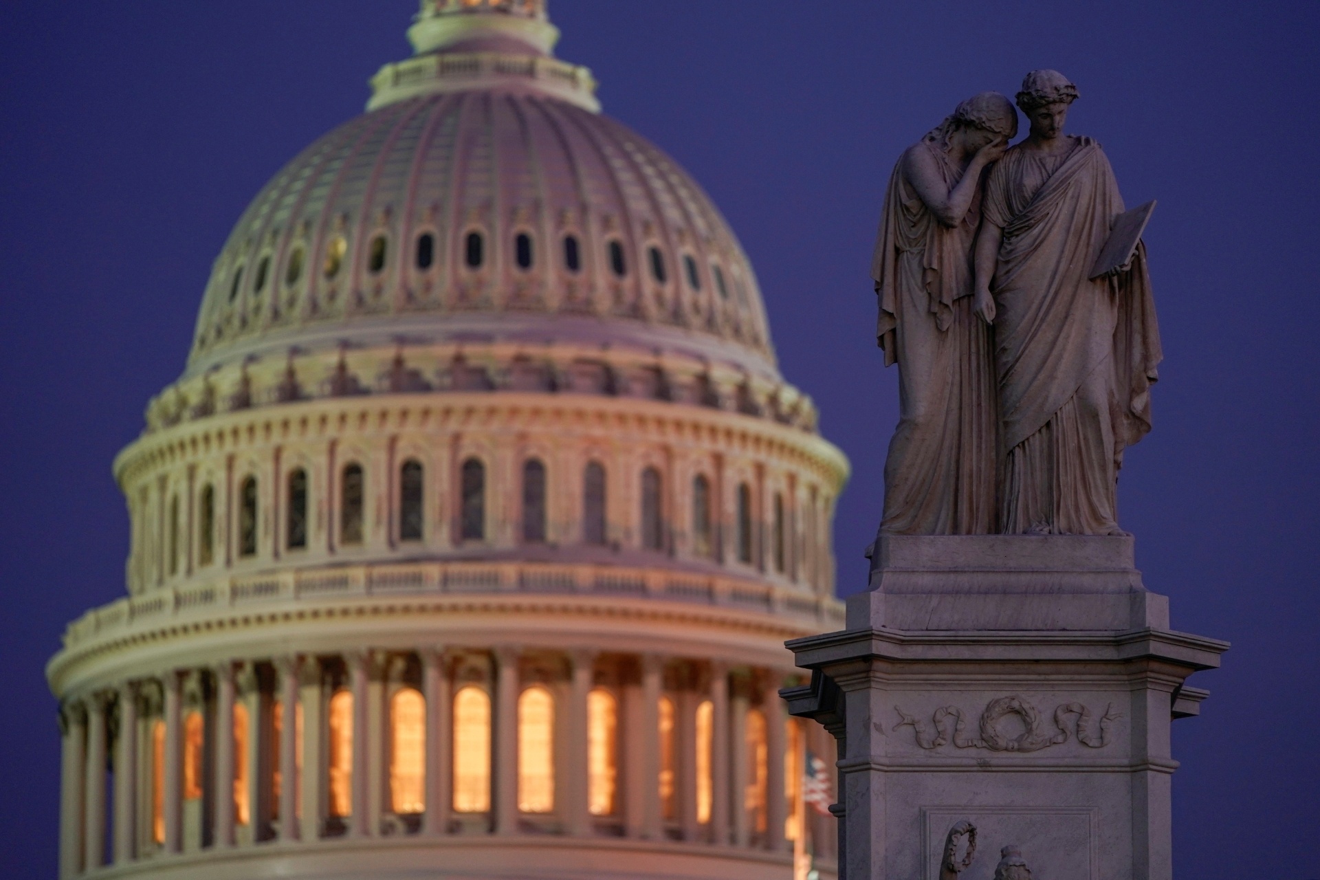 Ha vien My bat dau 'cuoc luan toi luc nua dem' doi voi TT Trump hinh anh