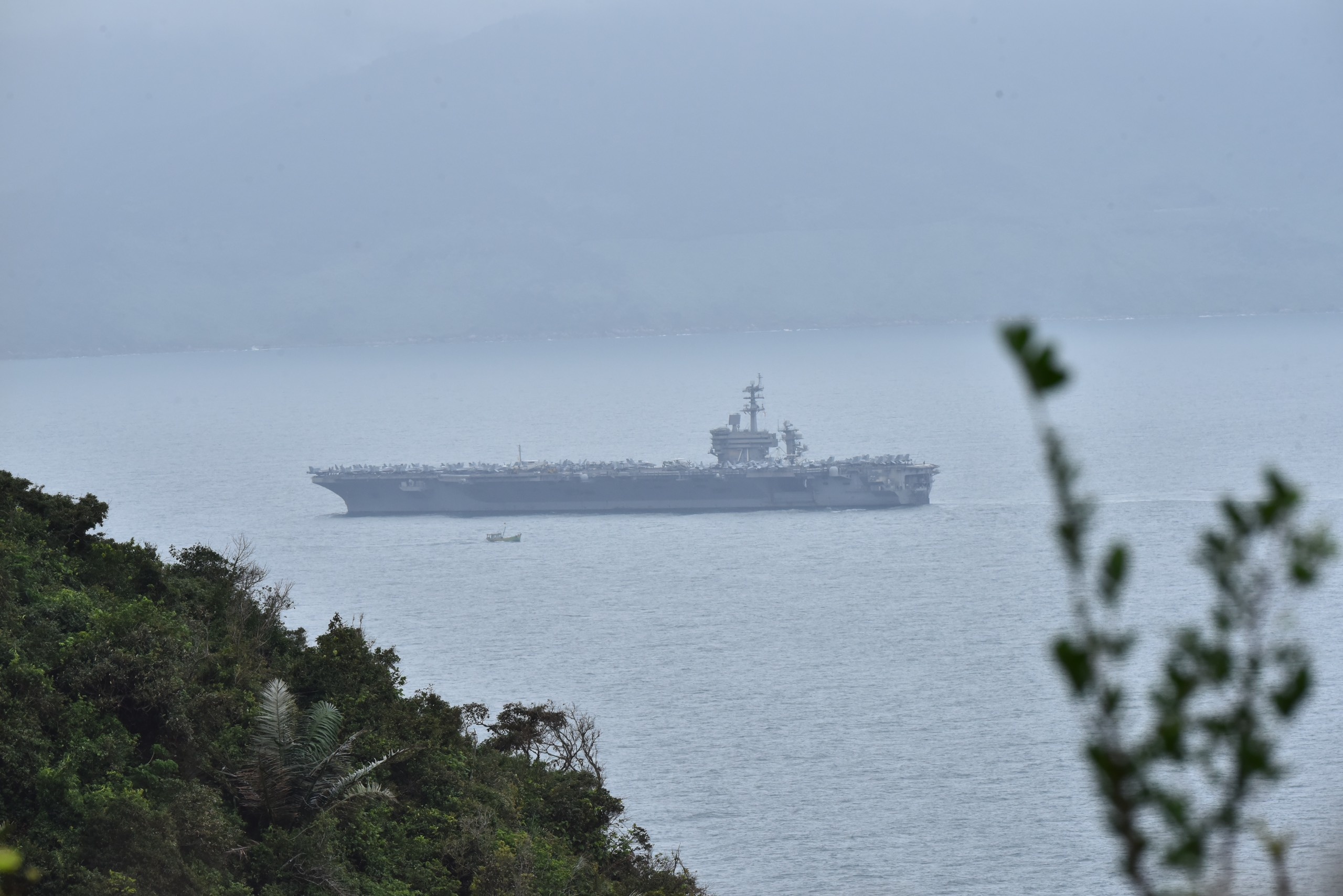 chuyen tham cua tau san bay My toi Viet Nam anh 1