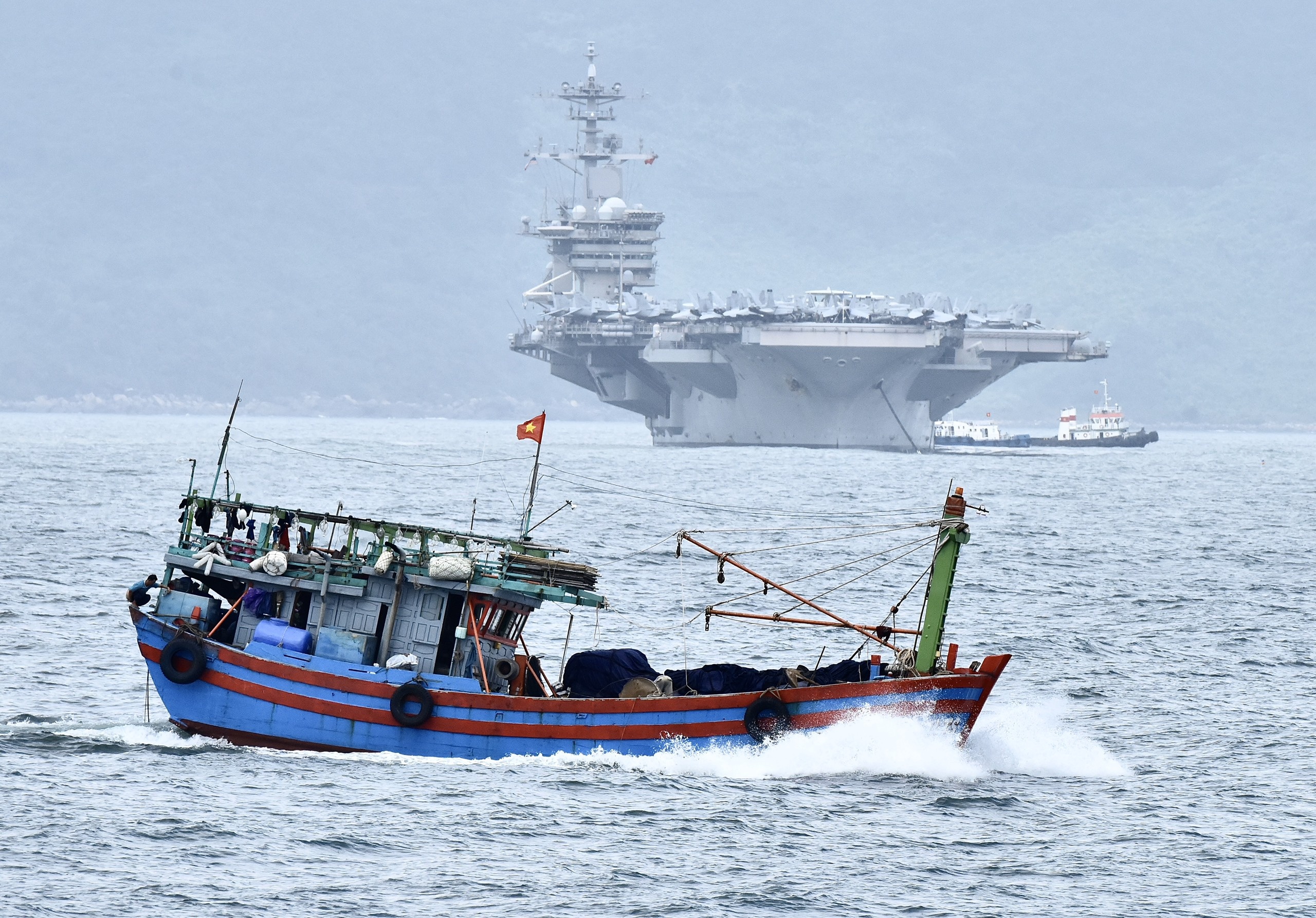 Tau san bay My tien vao Da Nang hinh anh