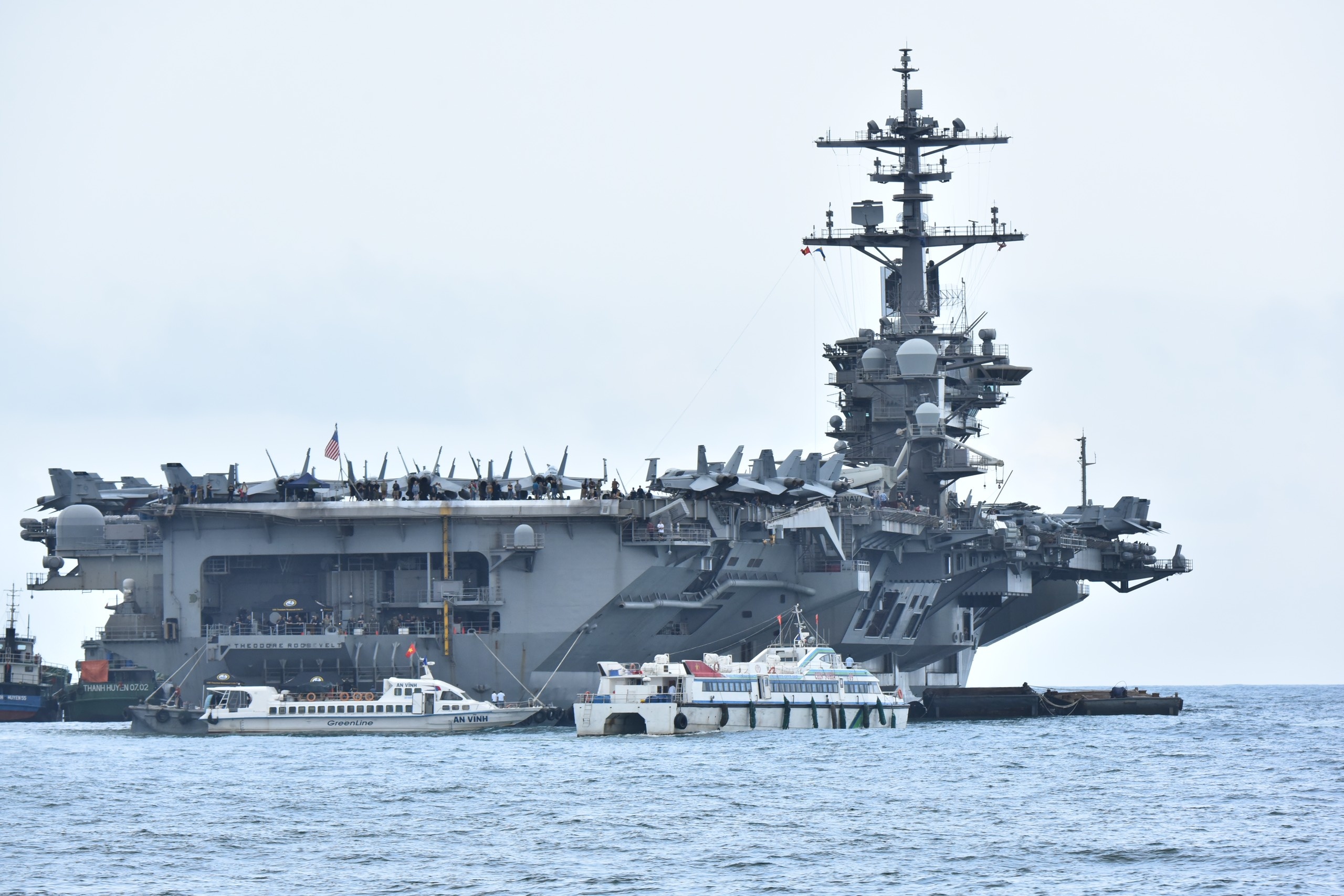 Can canh tau san bay USS Theodore Roosevelt o Da Nang hinh anh