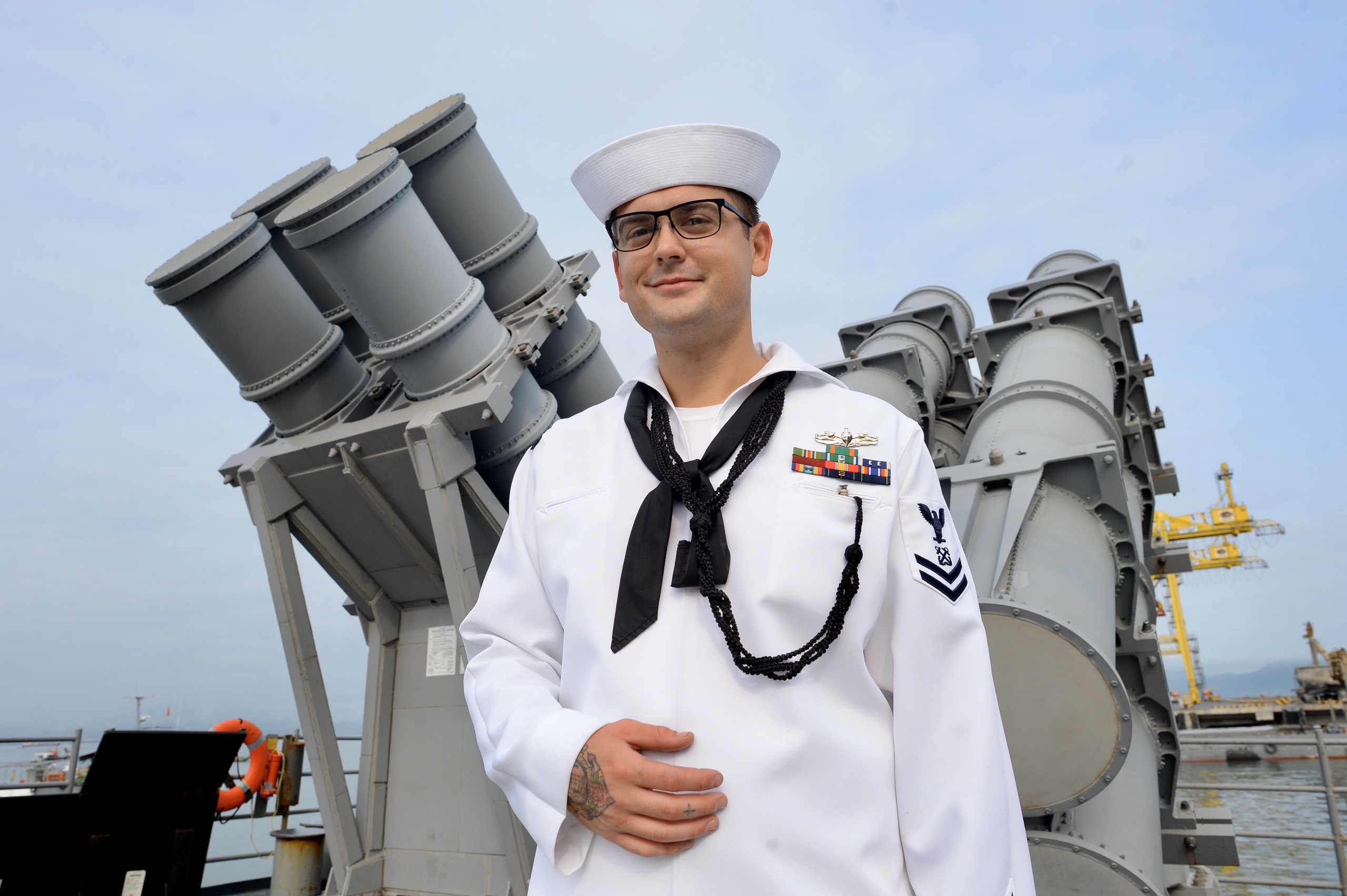 Tuan duong ham cua tau san bay My mo cua cho khach tham quan hinh anh