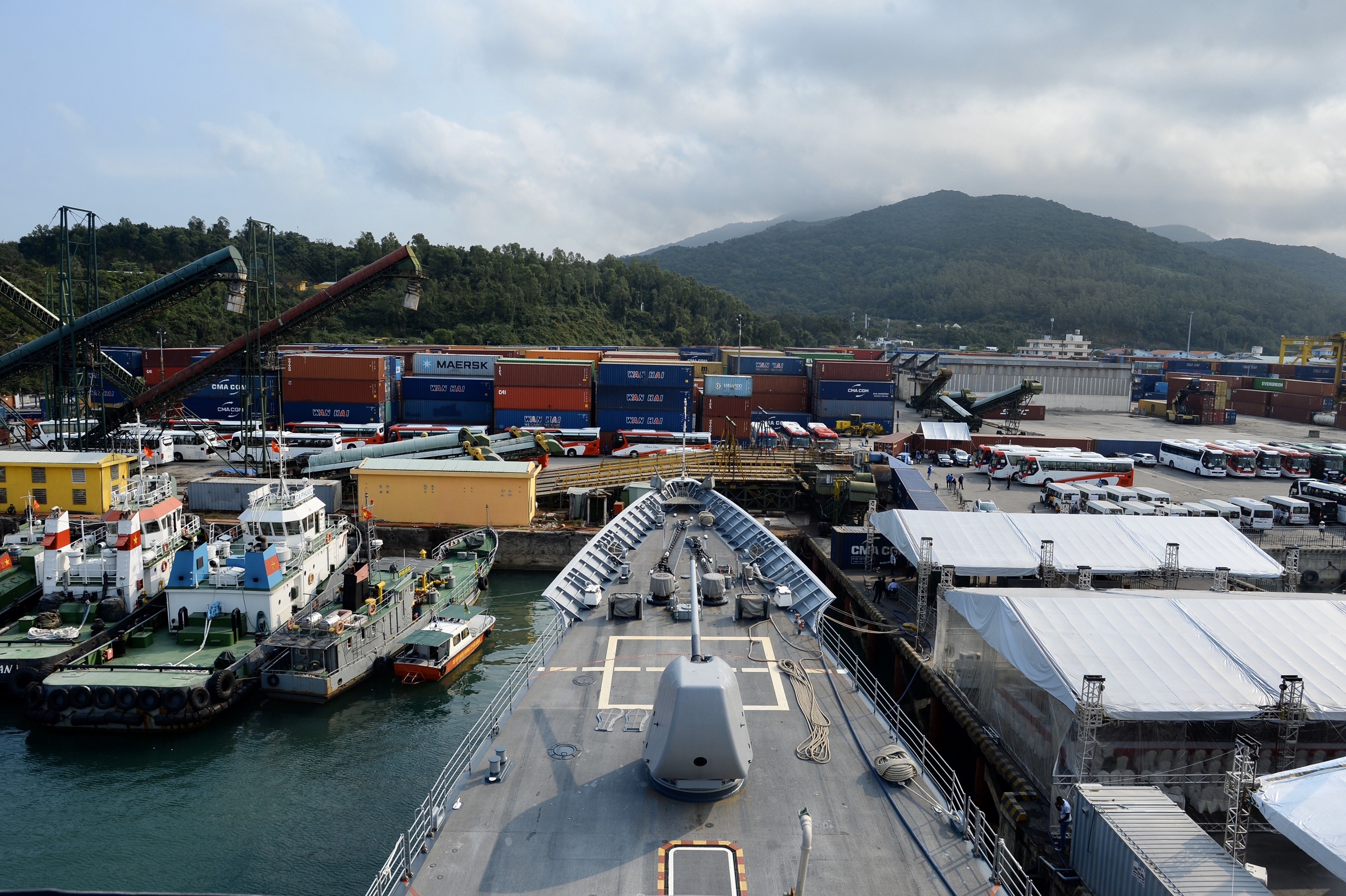 tau san bay my anh 1