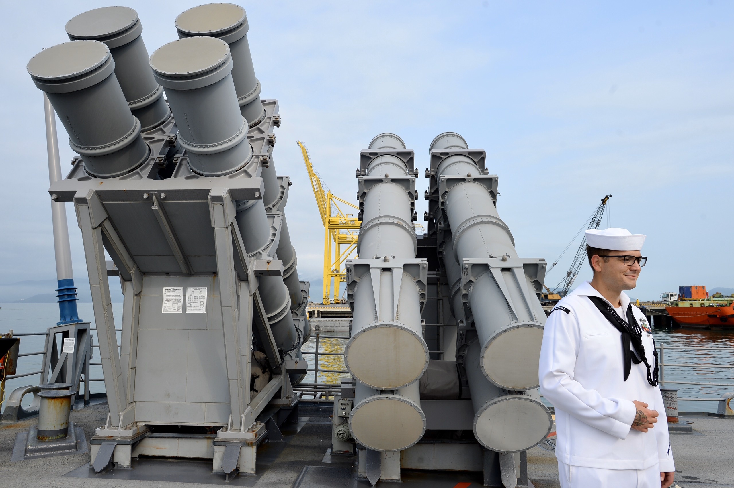 Nhung khi tai tren boong tuan duong ham My cap cang o Da Nang hinh anh