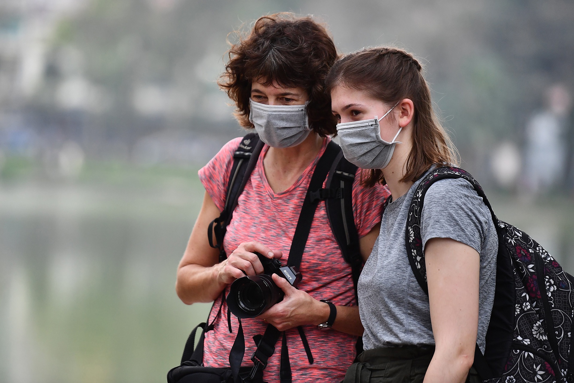 Yeu cau nguoi nuoc ngoai deo khau trang tai noi cong cong o Viet Nam hinh anh