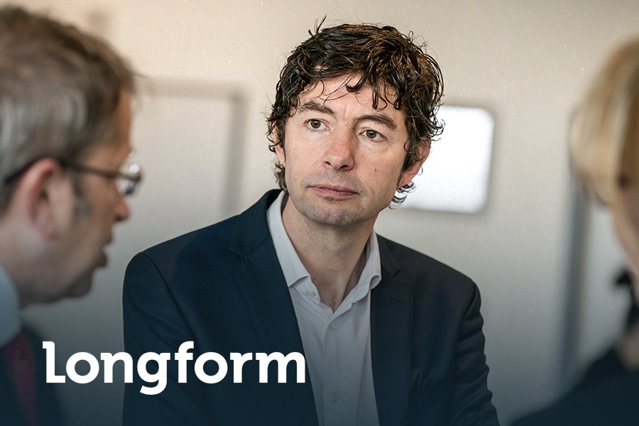 Vi bac si ca nuoc Duc lang nghe giua dai dich hinh anh