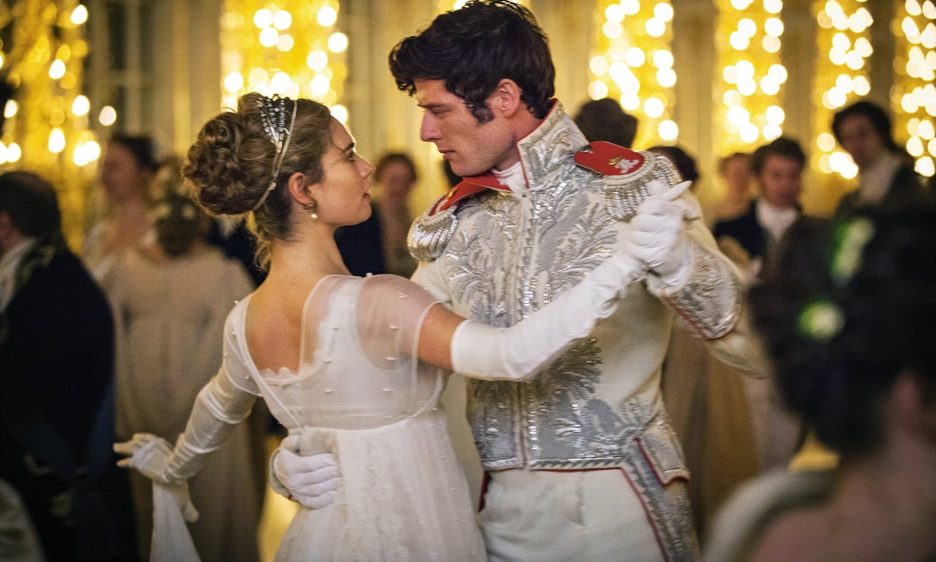 Khuay khoa voi 'Chien tranh va hoa binh' giua mua dich hinh anh