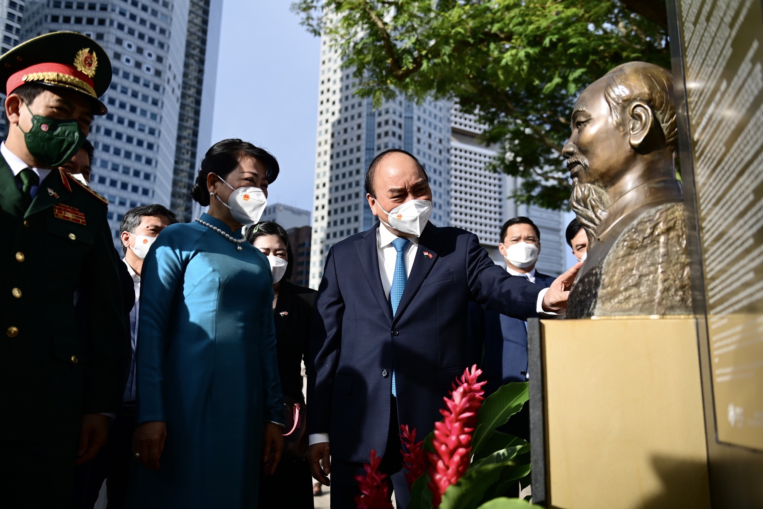 Chu tich nuoc dang hoa tai tuong dai Chu tich Ho Chi Minh hinh anh