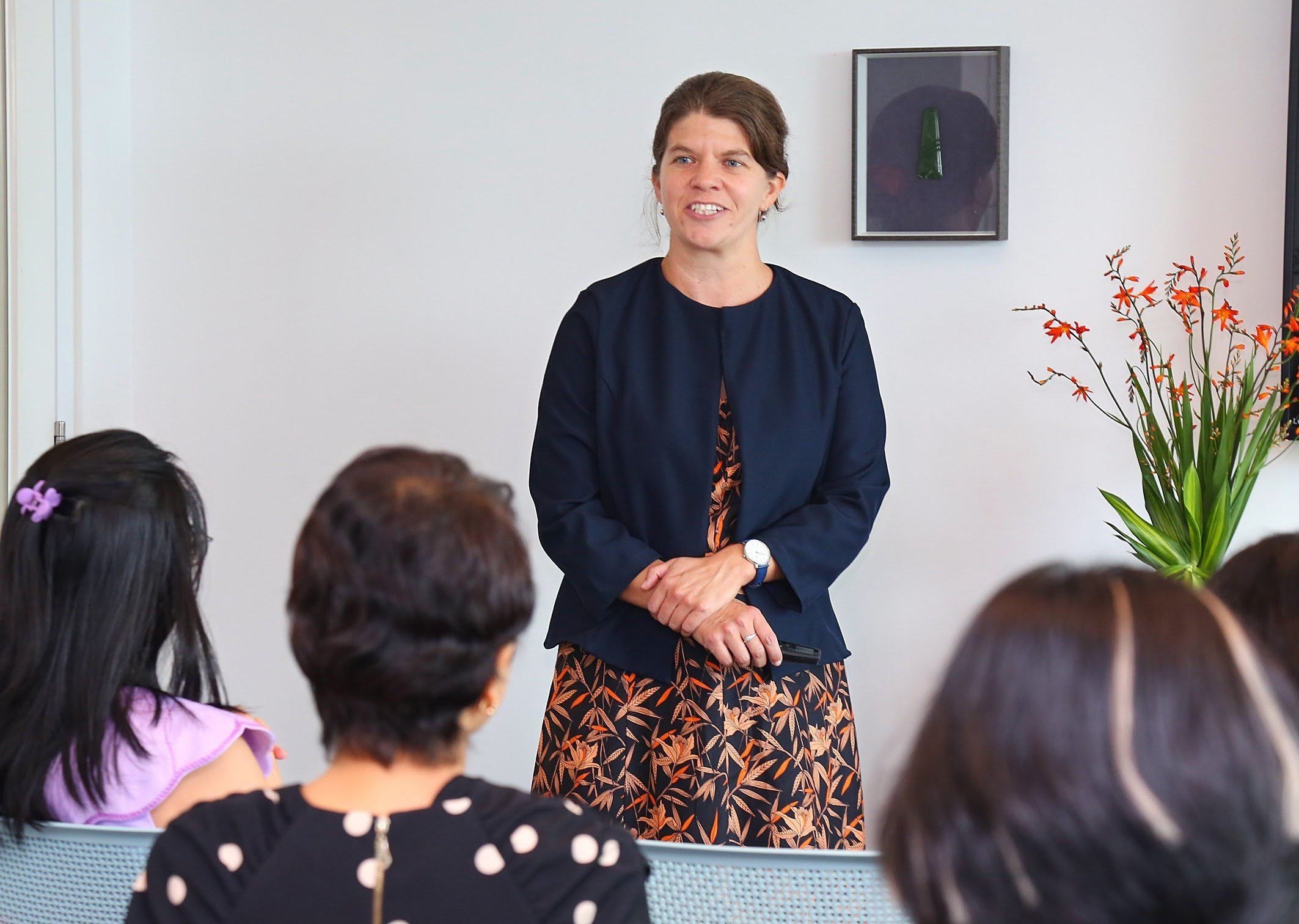 Quan chuc New Zealand phai hoc phat am chuc danh cua minh hinh anh