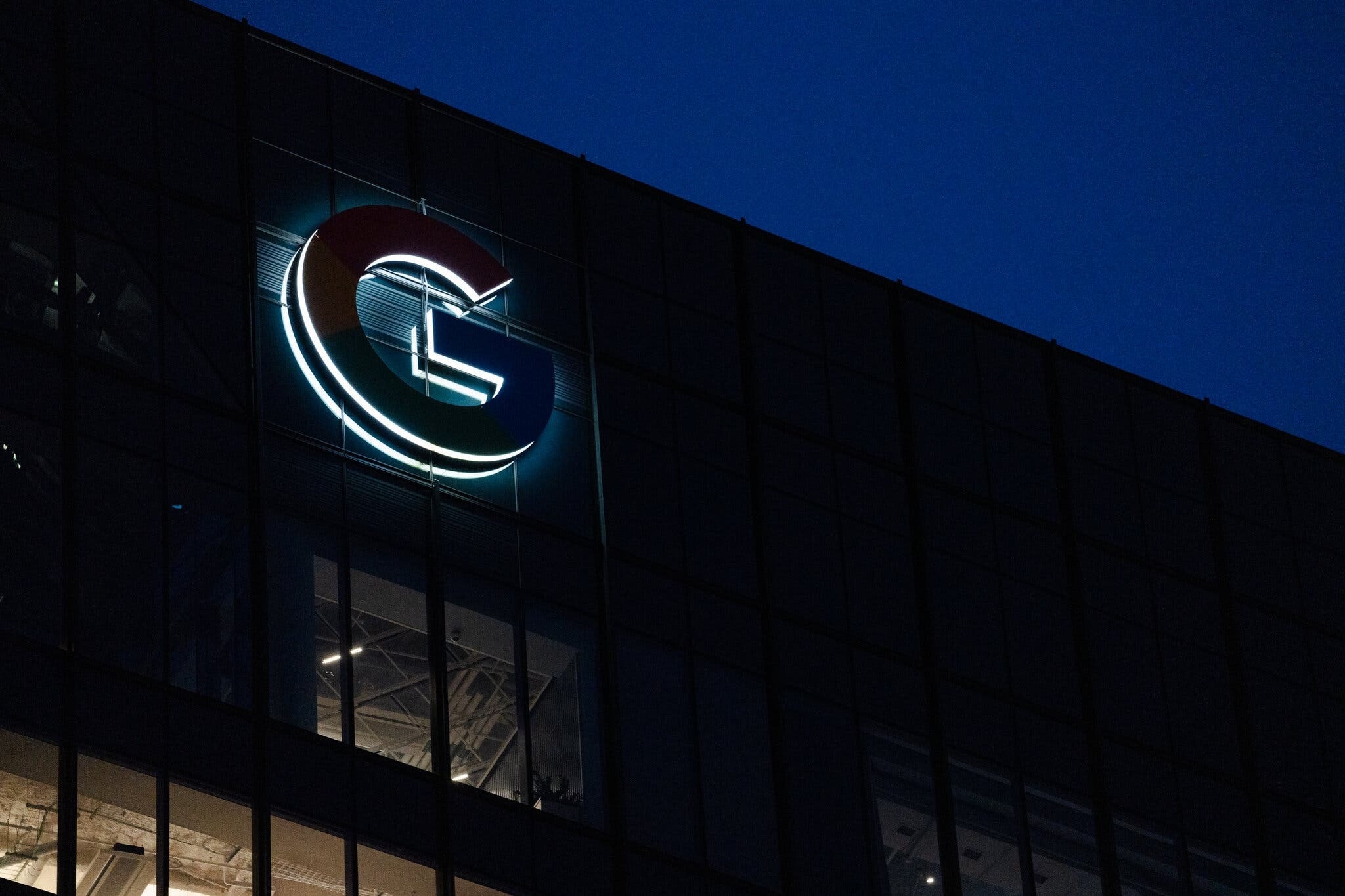 Nhan vien di an ve mat viec, van phong Google am dam vi sa thai hinh anh