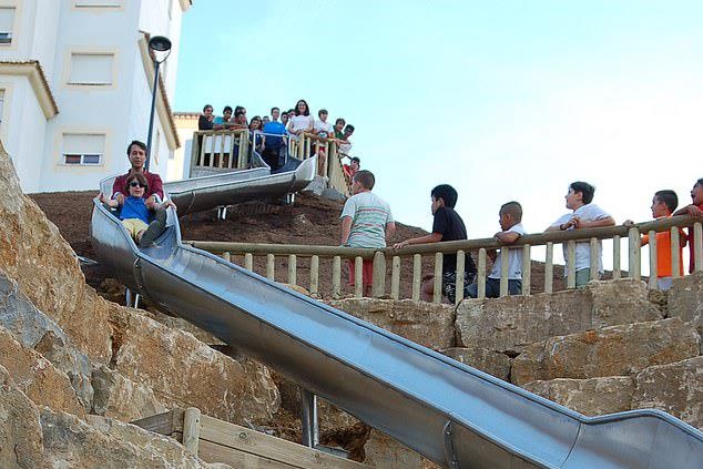 Du khach bi vang ra xa khi su dung cau truot hinh anh