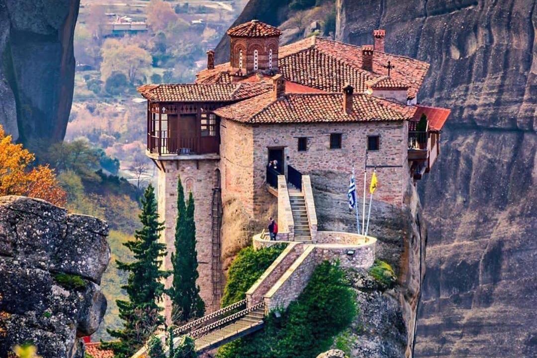 Ghe tham tu vien 'lo lung' tren nui tuyet dep tai Hy Lap hinh anh