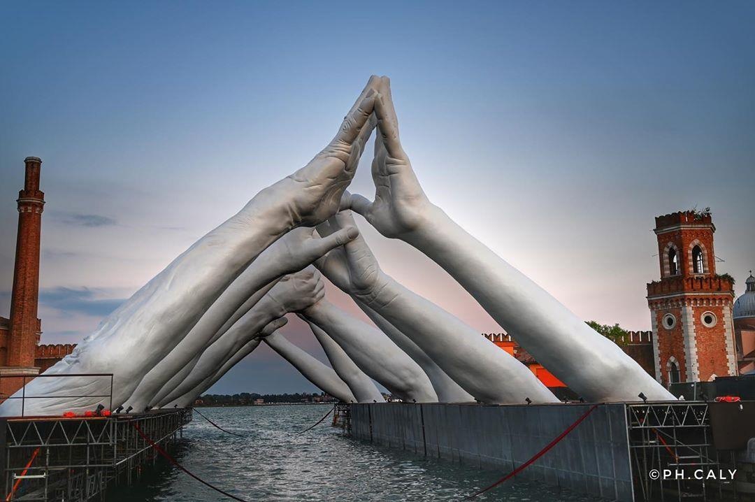 Nhung ban tay khong lo hut khach du lich o Italy hinh anh