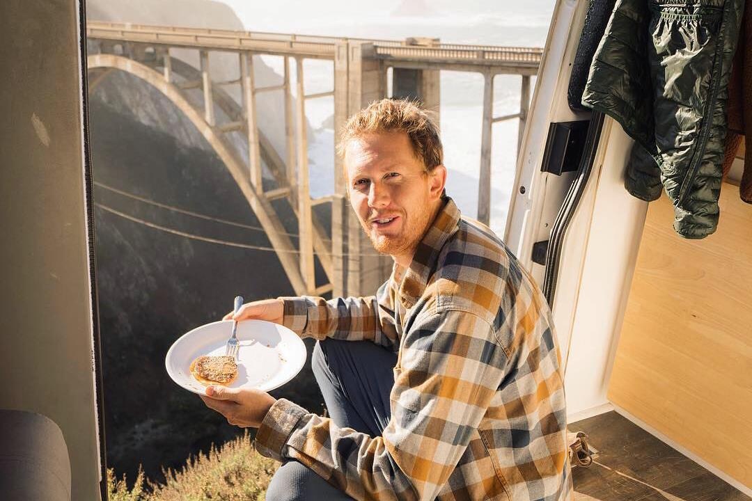 Bo viec, chang trai tre cung ngoi nha tien nghi di du lich khap noi hinh anh