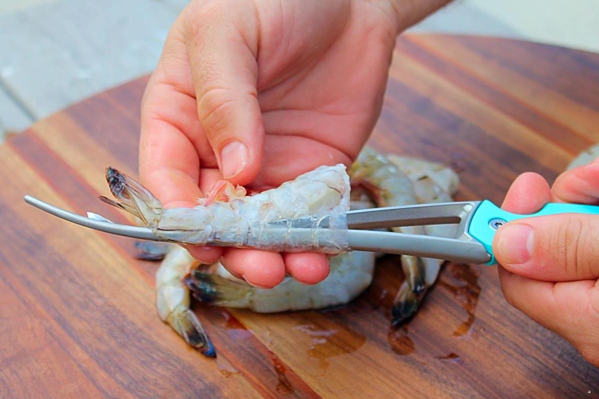 Tom song duoc lot vo va lam sach nhanh chong nho dung cu nay hinh anh