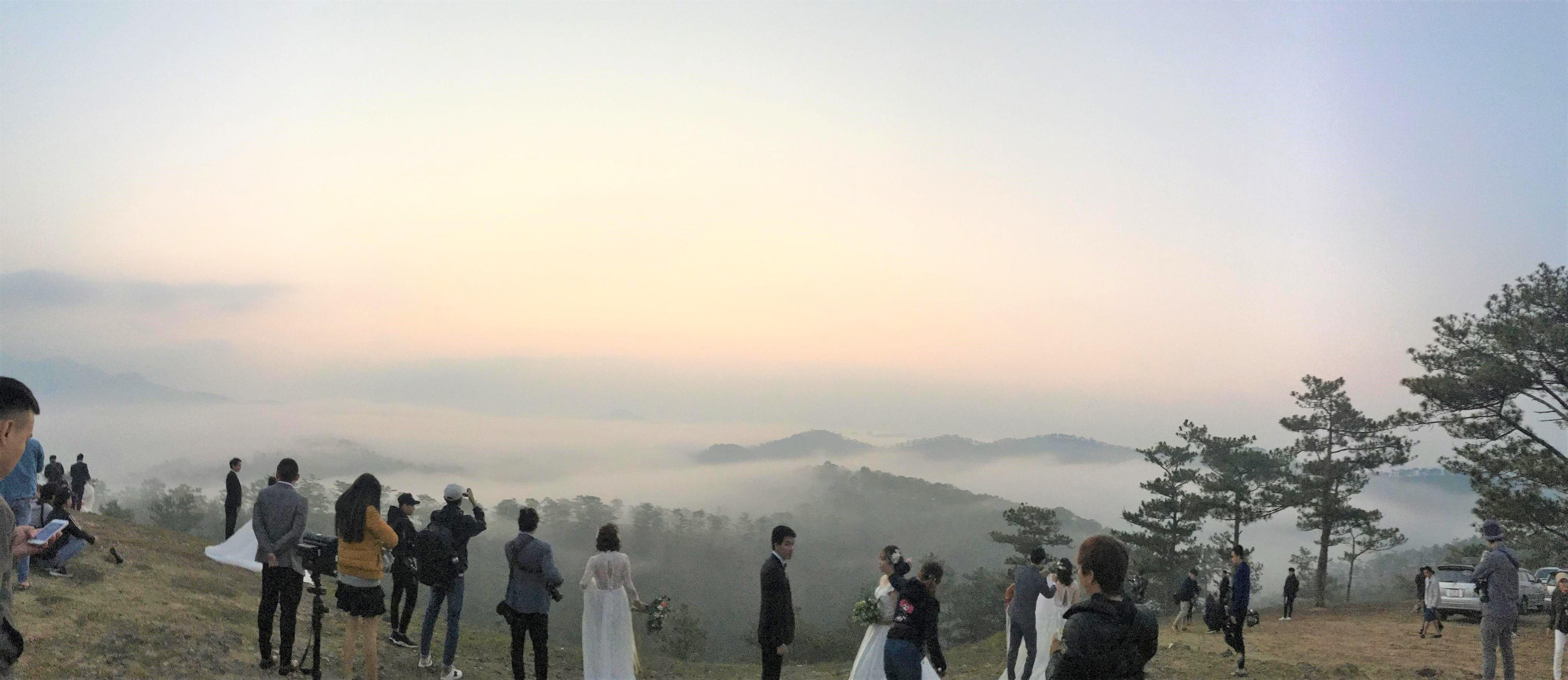 Cô dâu chú rể chen chúc chụp ảnh cưới ở đồi Đà Lạt ảnh 2 Co dau chu re chen chuc chup anh cuoi o doi Da Lat anh 2