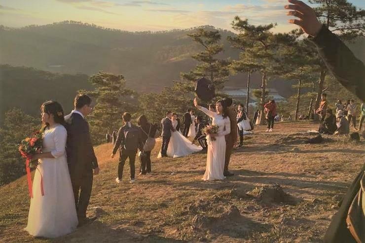 Co dau chu re chen chuc chup anh cuoi o Da Lat hinh anh
