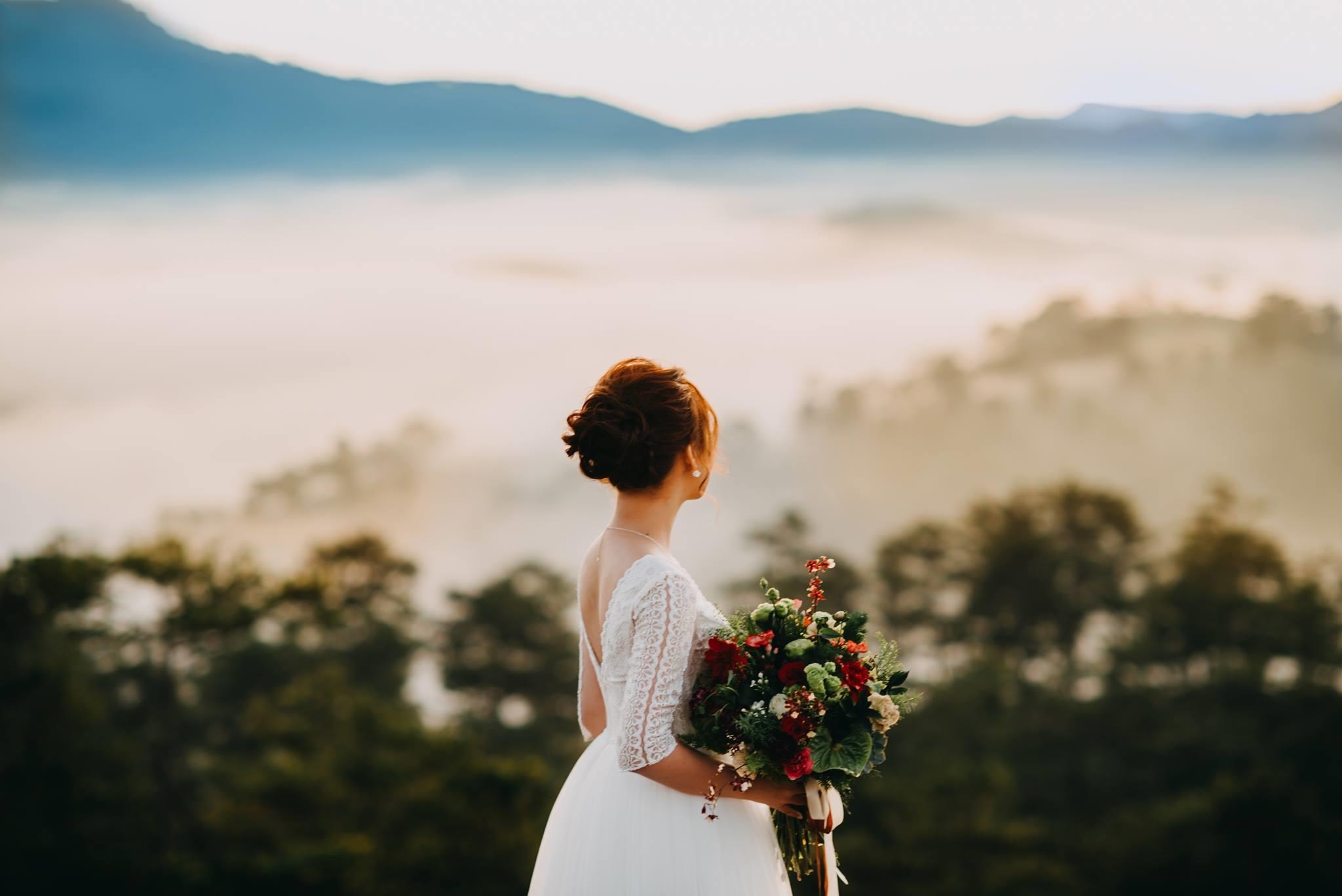 Cô dâu chú rể chen chúc chụp ảnh cưới ở đồi Đà Lạt ảnh 1 Co dau chu re chen chuc chup anh cuoi o doi Da Lat anh 1