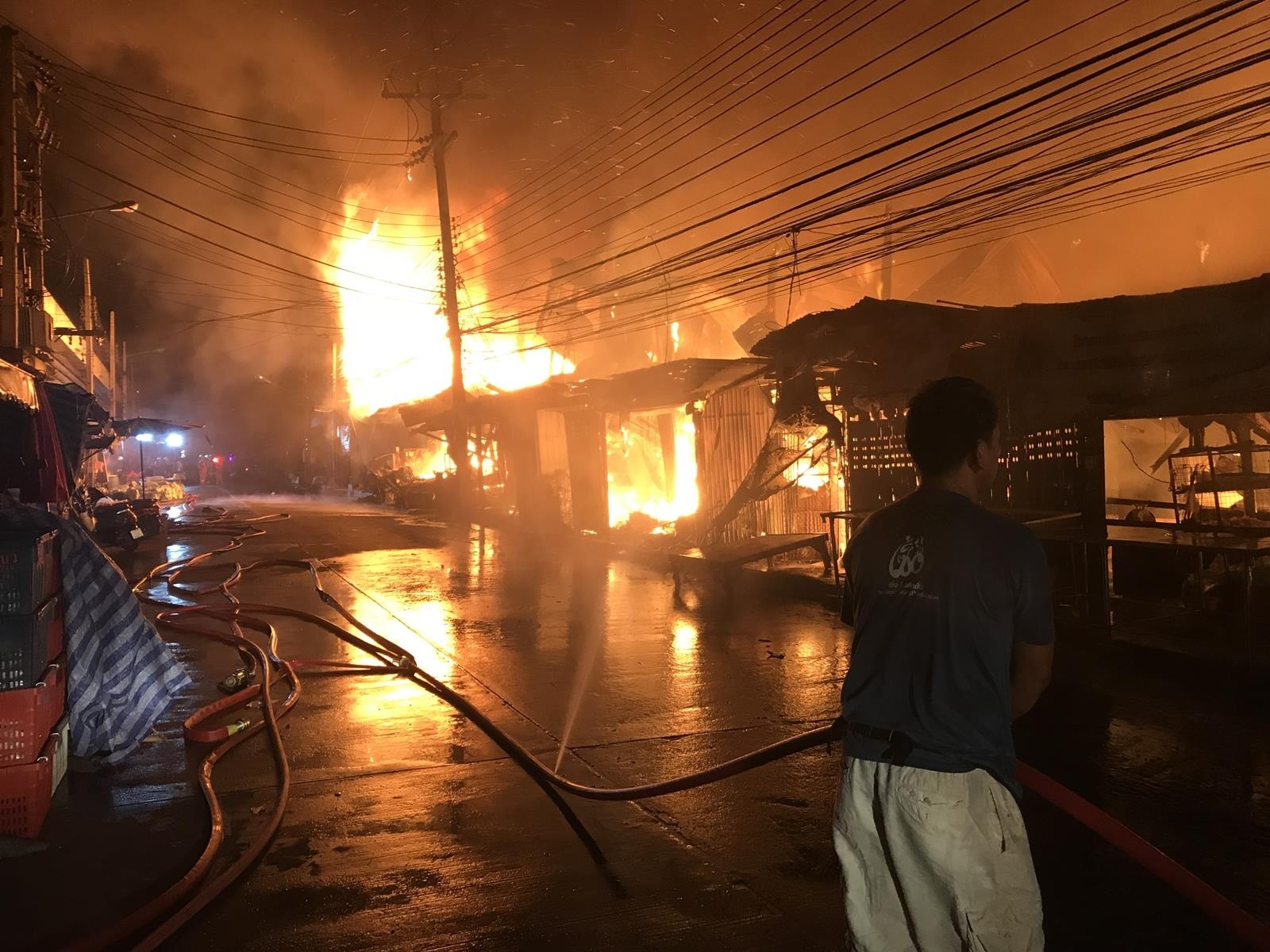 Cho cuoi tuan Chatuchak o Thai Lan boc chay du doi hinh anh