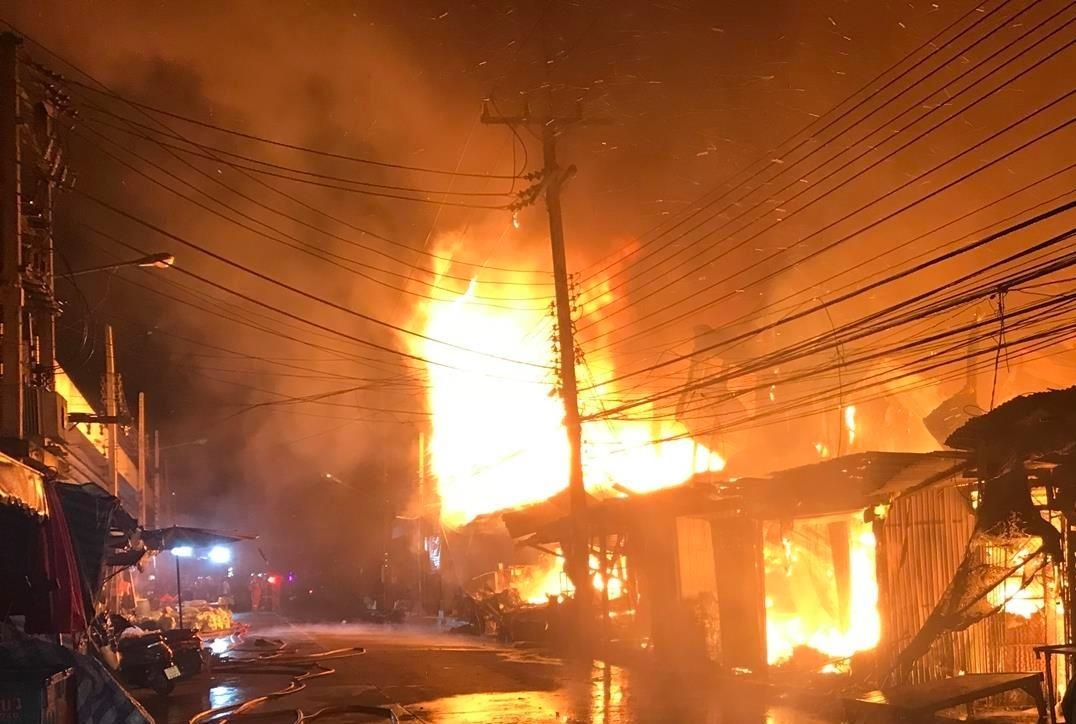 Cho cuoi tuan Chatuchak cua Thai boc chay trong dem hinh anh