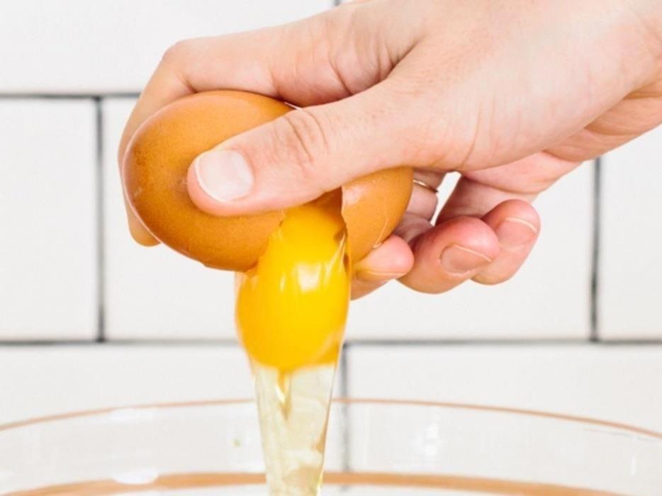 Meo dap trung bang mot tay dieu luyen nhu dau bep hinh anh