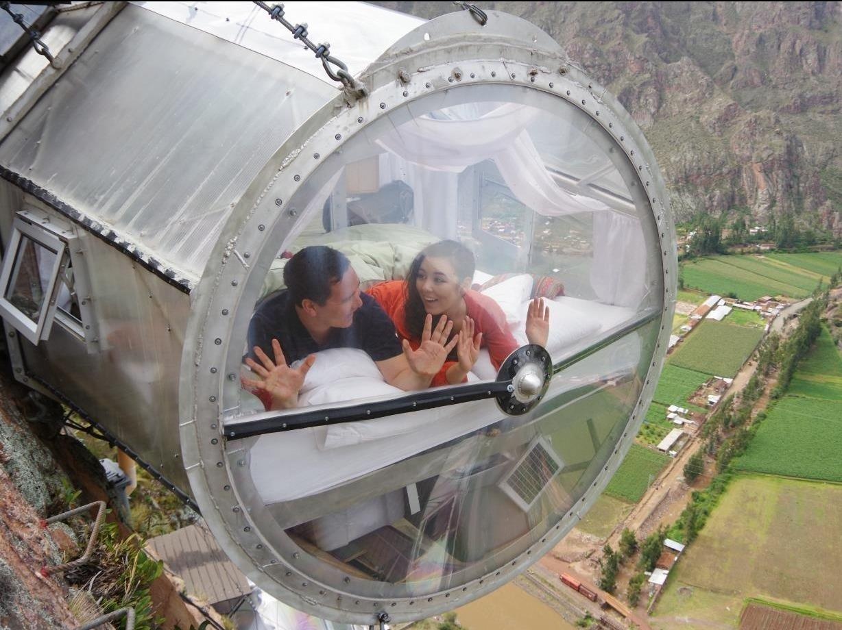 Khach san trong suot lo lung giua vach nui cao 400 m o Peru hinh anh