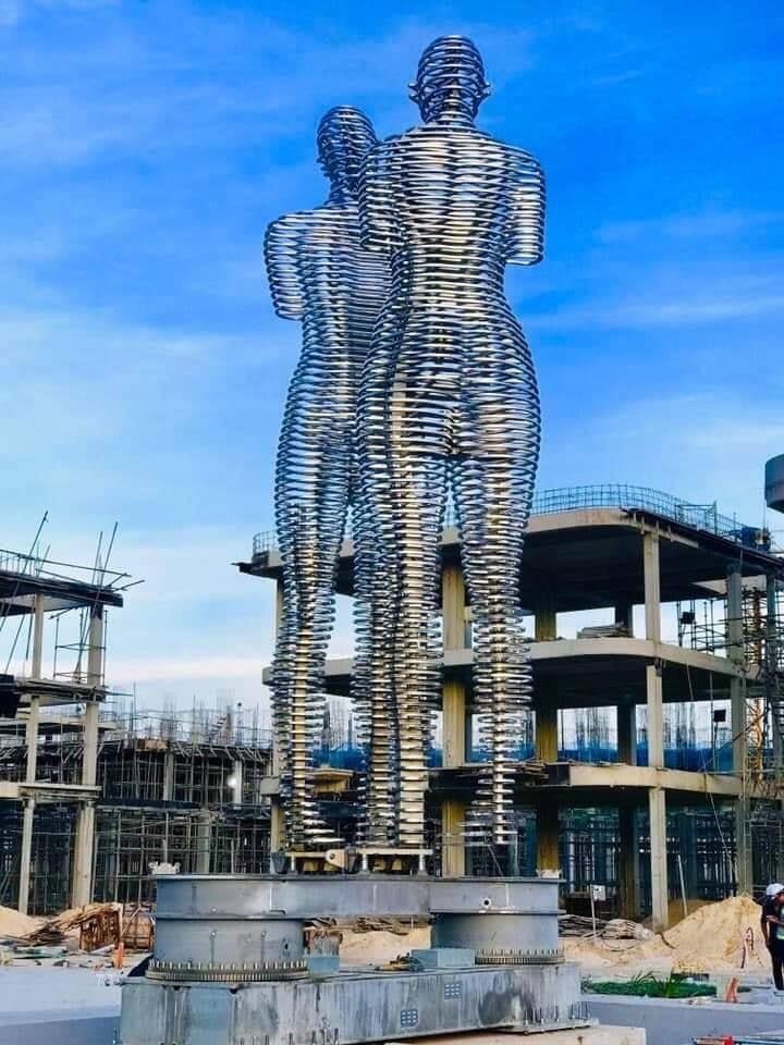 Bức tượng tình nhân 'biết đi' có mặt tại Việt Nam ảnh 1 Buc tuong tinh nhan 'biet di' co mat tai Viet Nam anh 1