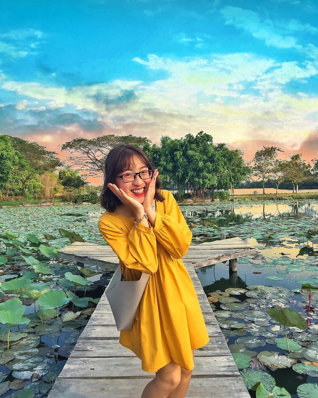 Dan mang tranh cai cong vien Suoi Mo sen hay dep anh 2