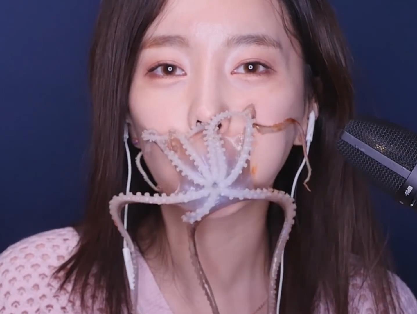 Thu thach an bach tuoc song ngoe nguay khien dan mang rung minh hinh anh