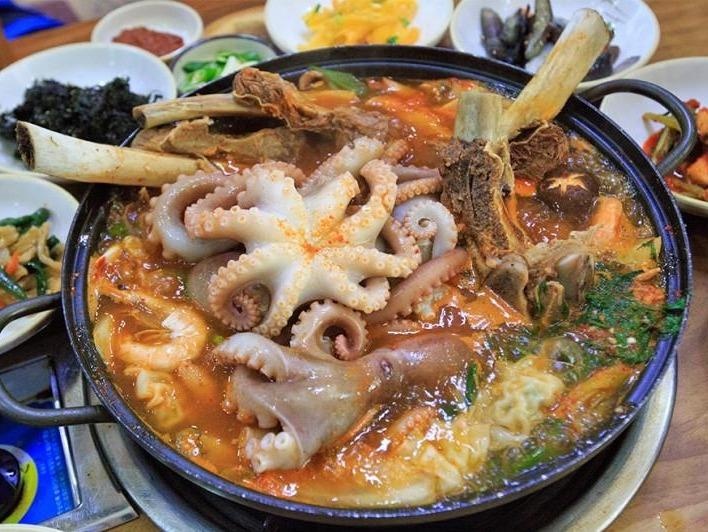 An hai san tuoi song ngoe nguay o khu cho lon nhat Han Quoc hinh anh