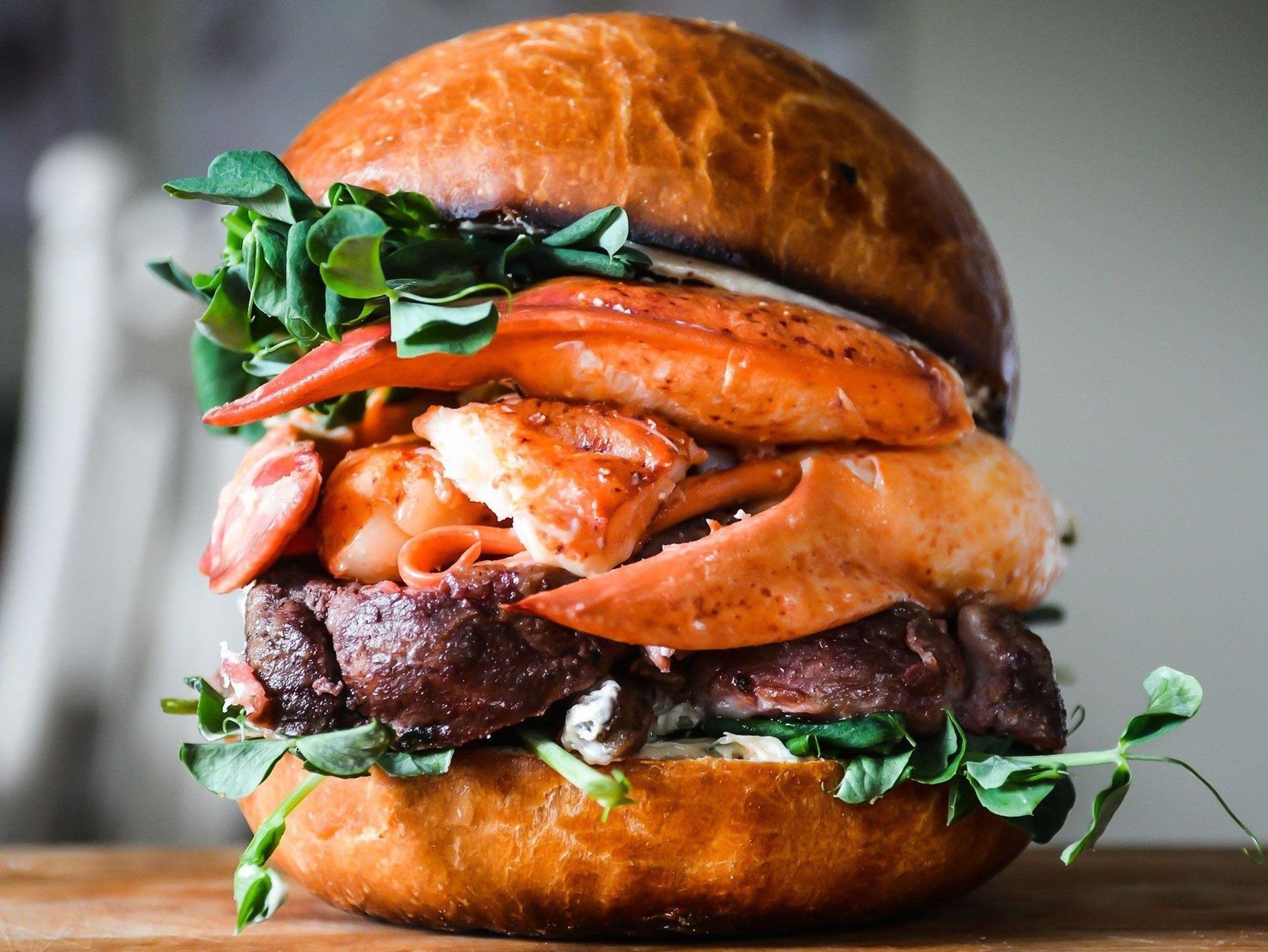 Thuong thuc hamburger chua day tom hum gia 200 USD hinh anh