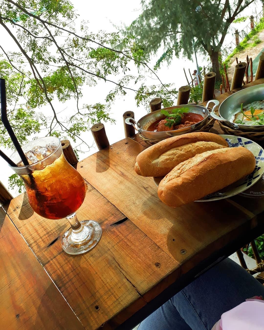 quan ca phe lo lung tren cay mat ruoi o Can Tho anh 7