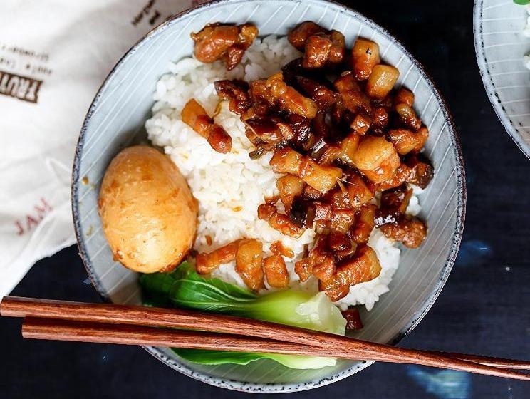 Tu lam thit kho trung dam da, thom muc mui ngay mua hinh anh