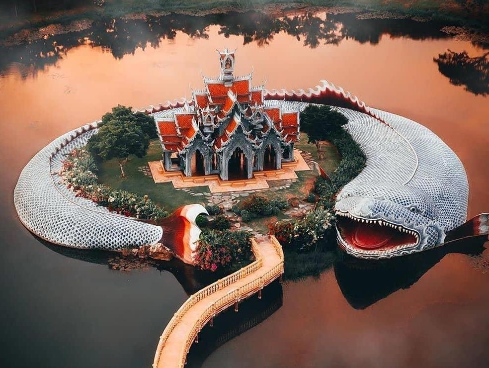 Ngoi den o Thai Lan duoc canh giu boi 'con ca' khong lo hinh anh