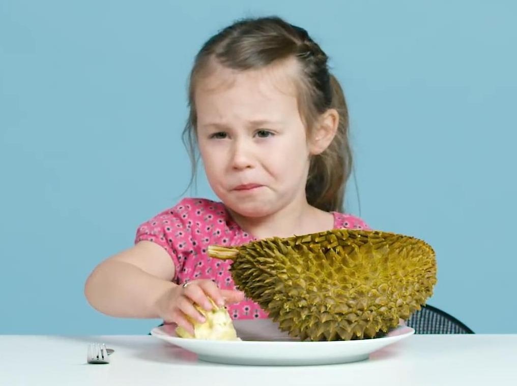 Tre em nuoc ngoai phan ung the nao khi an thu sau rieng, thanh long? hinh anh