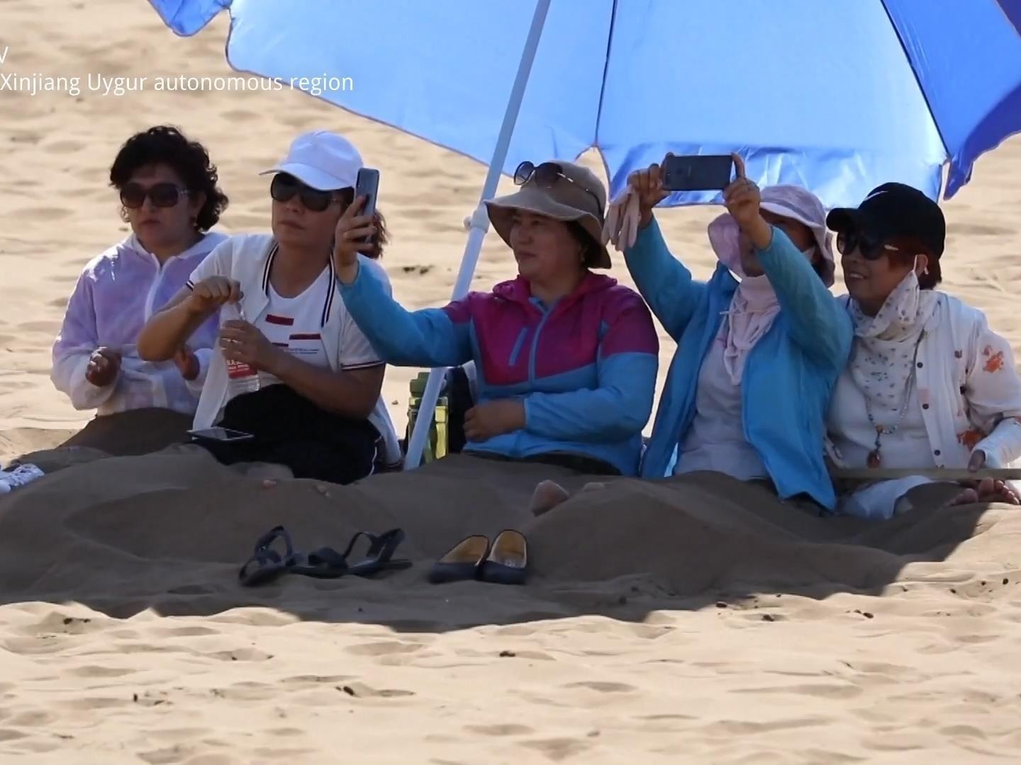 Du khach Trung Quoc do xo den sa mac 'tam' cat nong 50 do C hinh anh