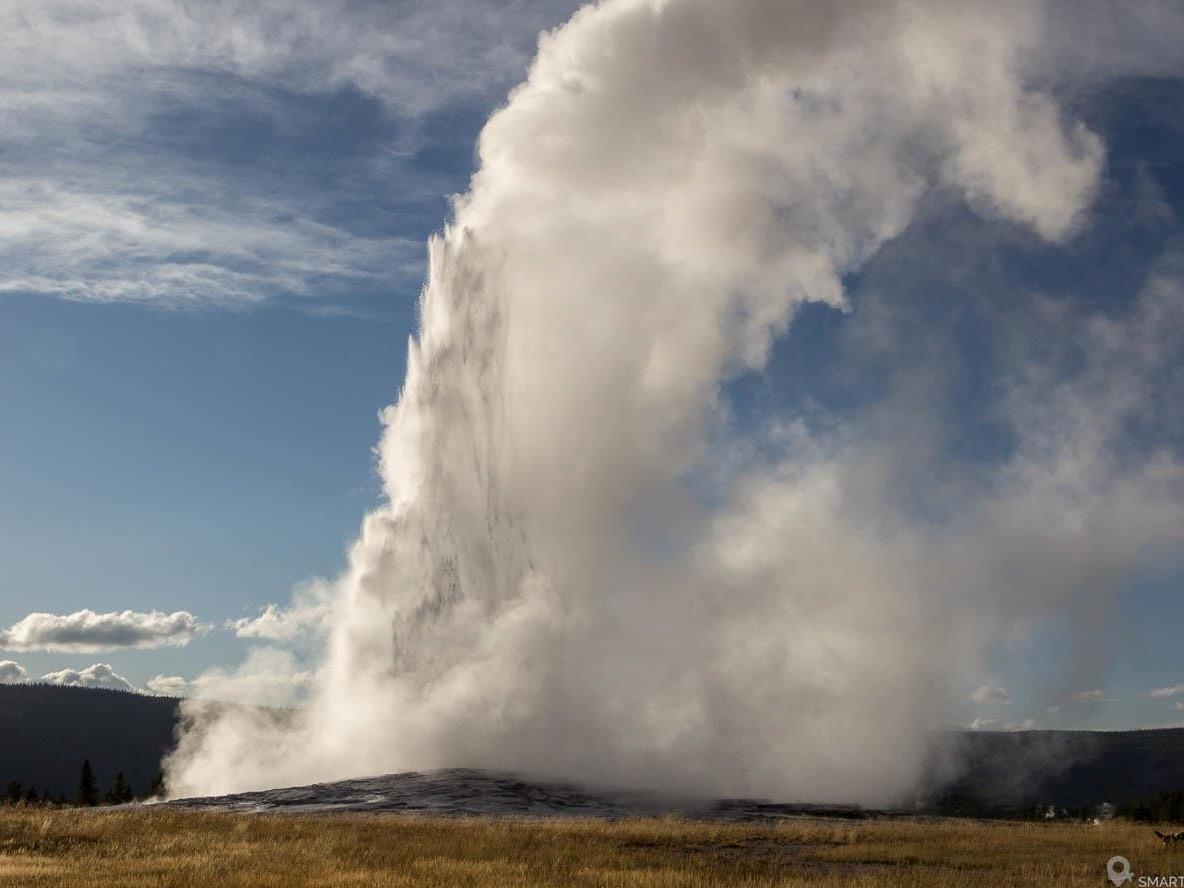 Mach nuoc nong 170 do C phun vot tu mat dat thu hut du khach hinh anh