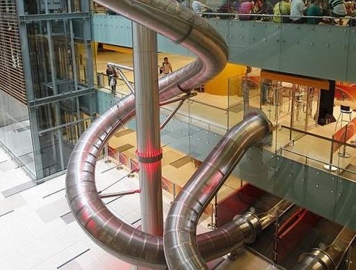 Trai nghiem duong ong truot dua khach ra thang may bay o Changi hinh anh