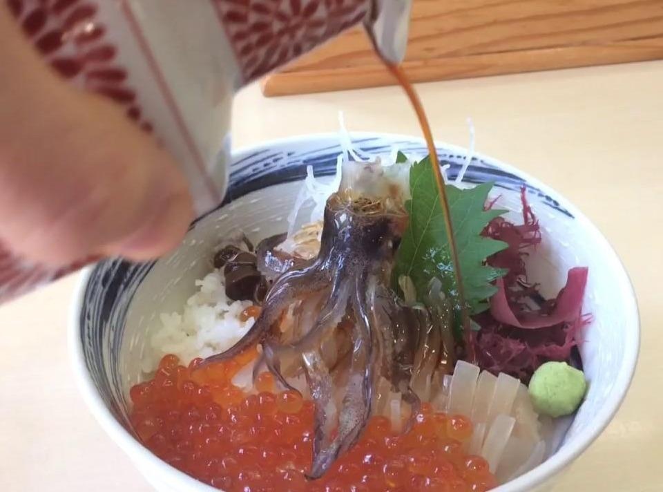 Mon muc 'nhay mua' tren ban khien thuc khach khiep so o Nhat hinh anh