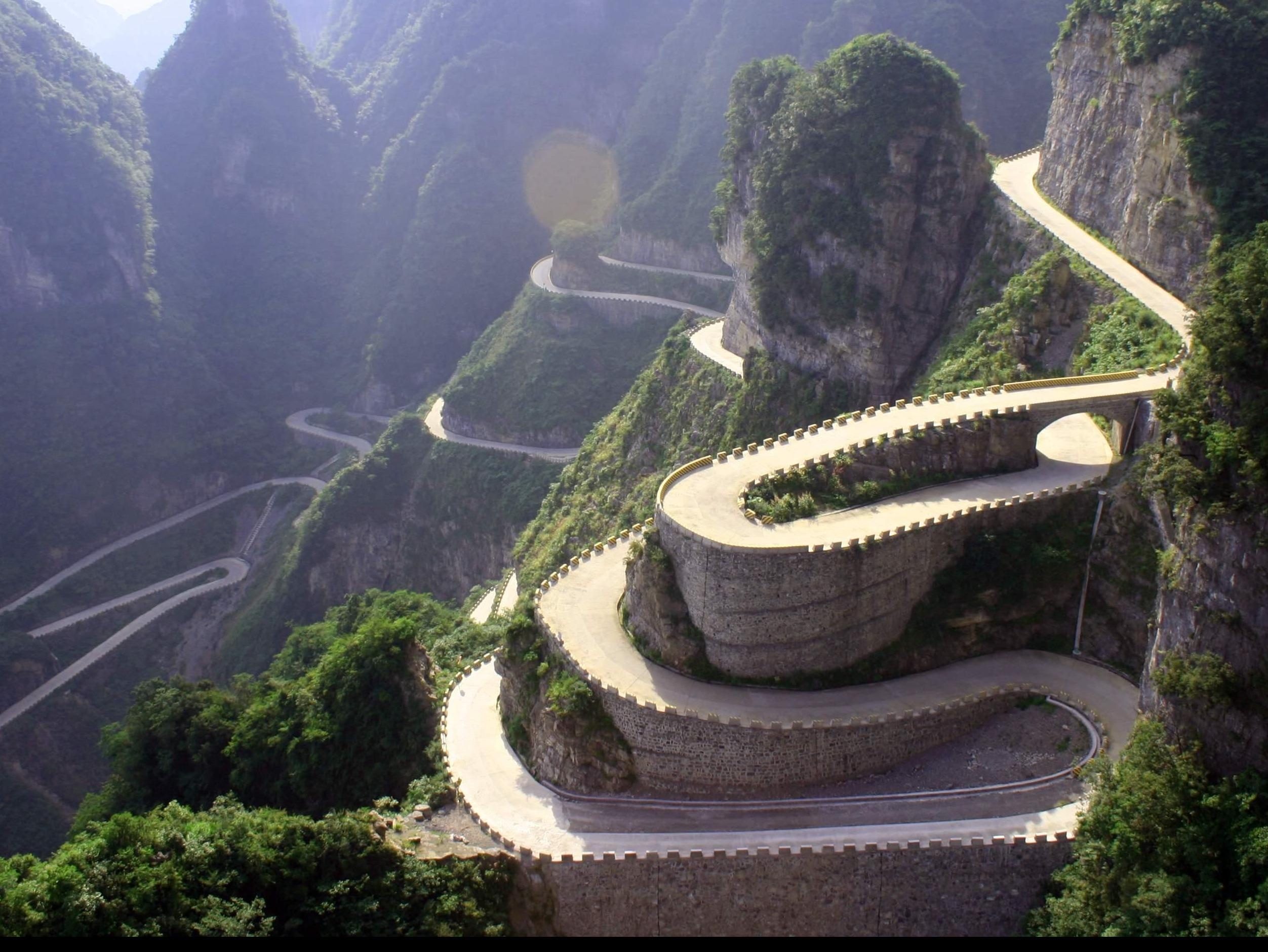 Vuot cung duong hiem tro va 999 bac thang chiem nguong cong troi hinh anh