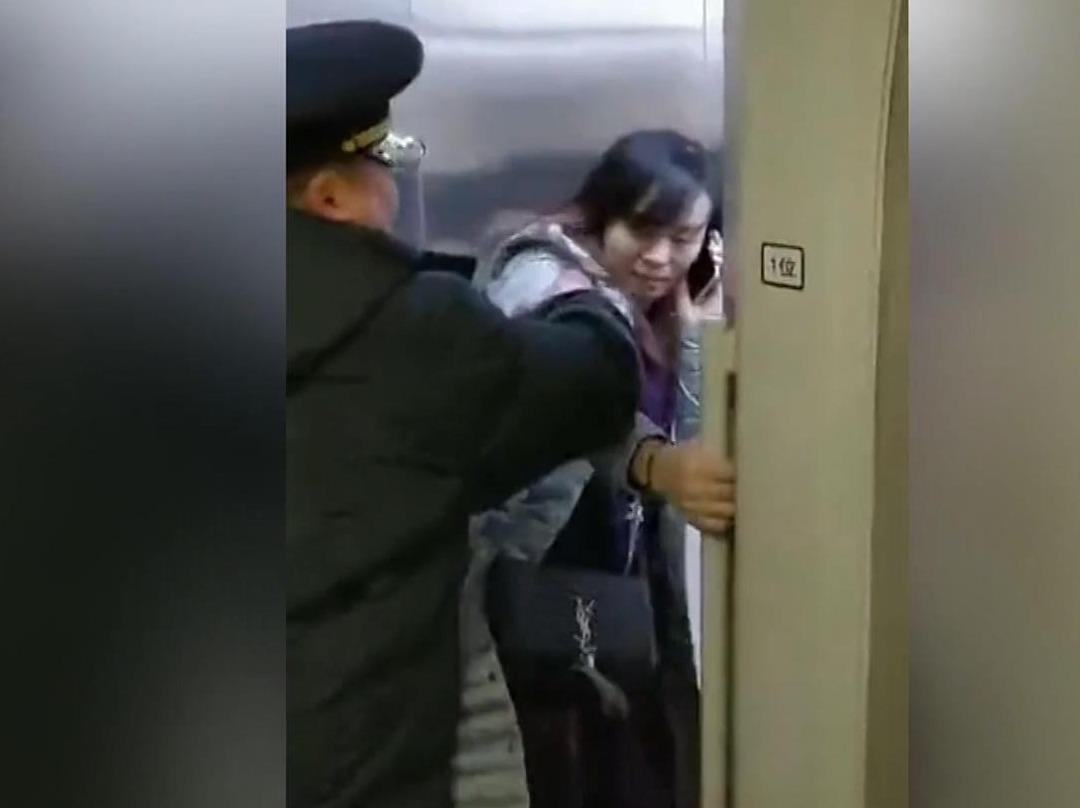 So muon gio lam, nguoi phu nu Trung Quoc dung chan ngan tau roi ga hinh anh