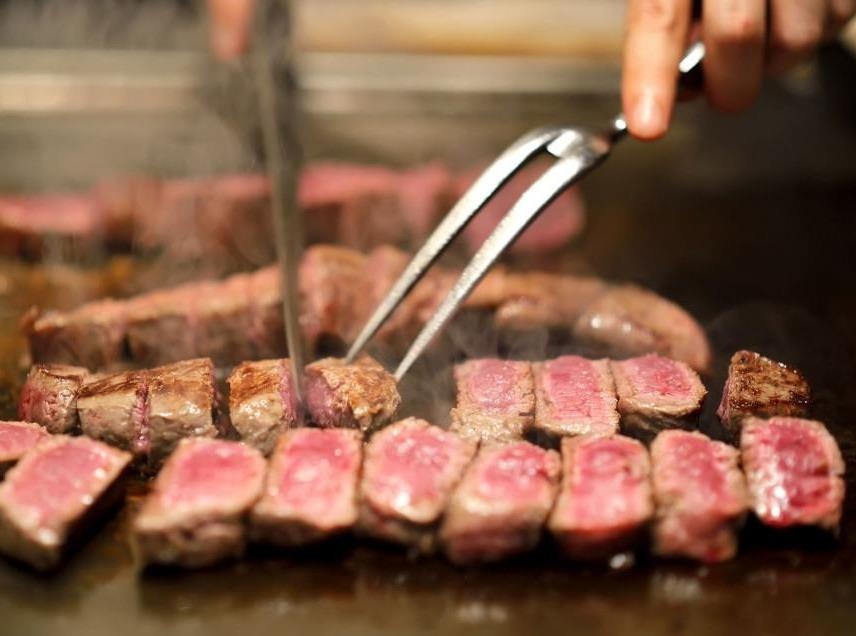 56 gram thit bo Kobe dat xat ra mieng van hut khach tai My hinh anh