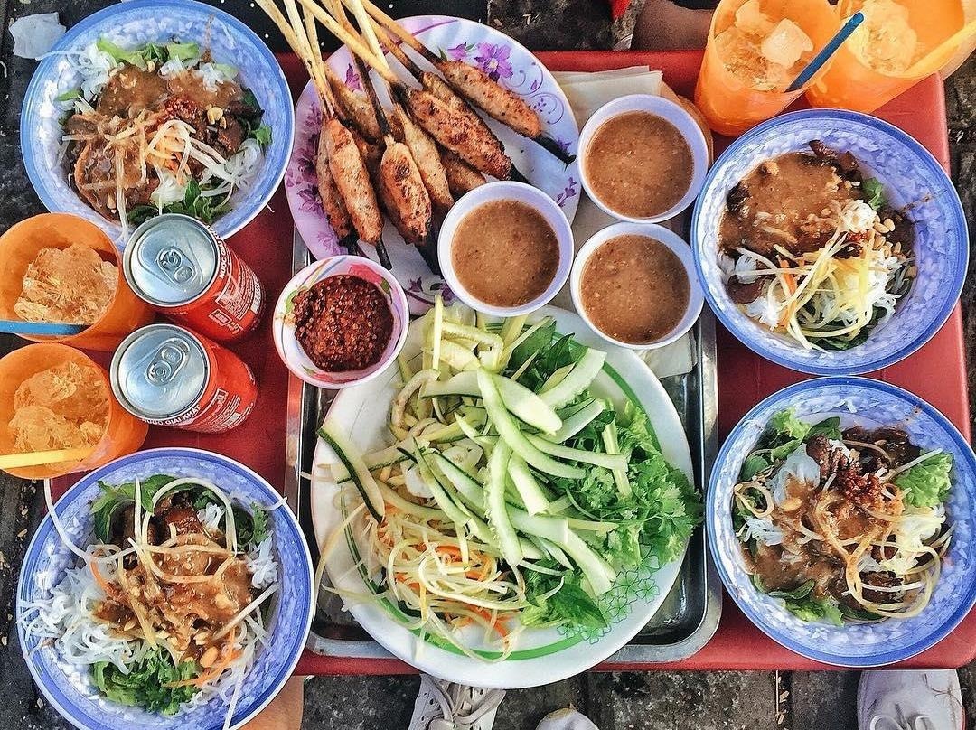 Kham pha 'thien duong am thuc' ben trong khu cho co tram nam o Hue hinh anh
