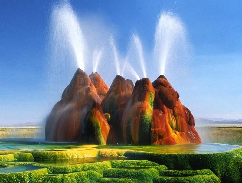 Mach nuoc 200 do C phun vot sieu thuc nhu khung canh ngoai hanh tinh hinh anh